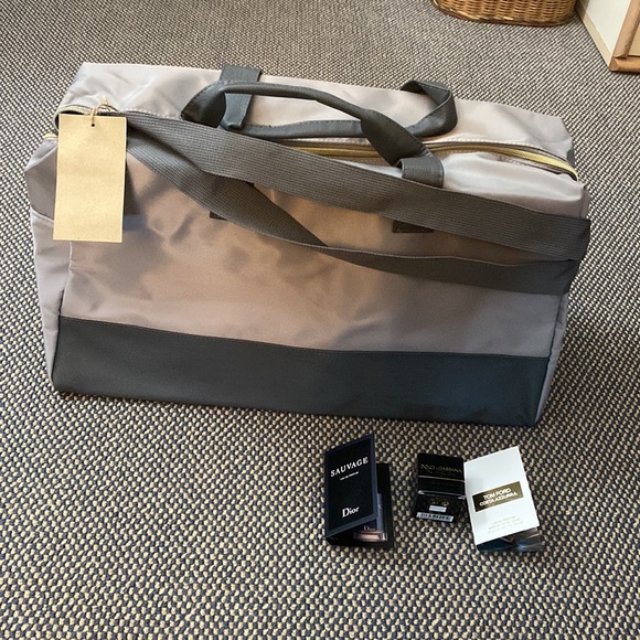 New Azzaro nylon weekend tote with 3 perfume samples. Dolce 0.25 oz and 2 minis - Picture 2 of 14